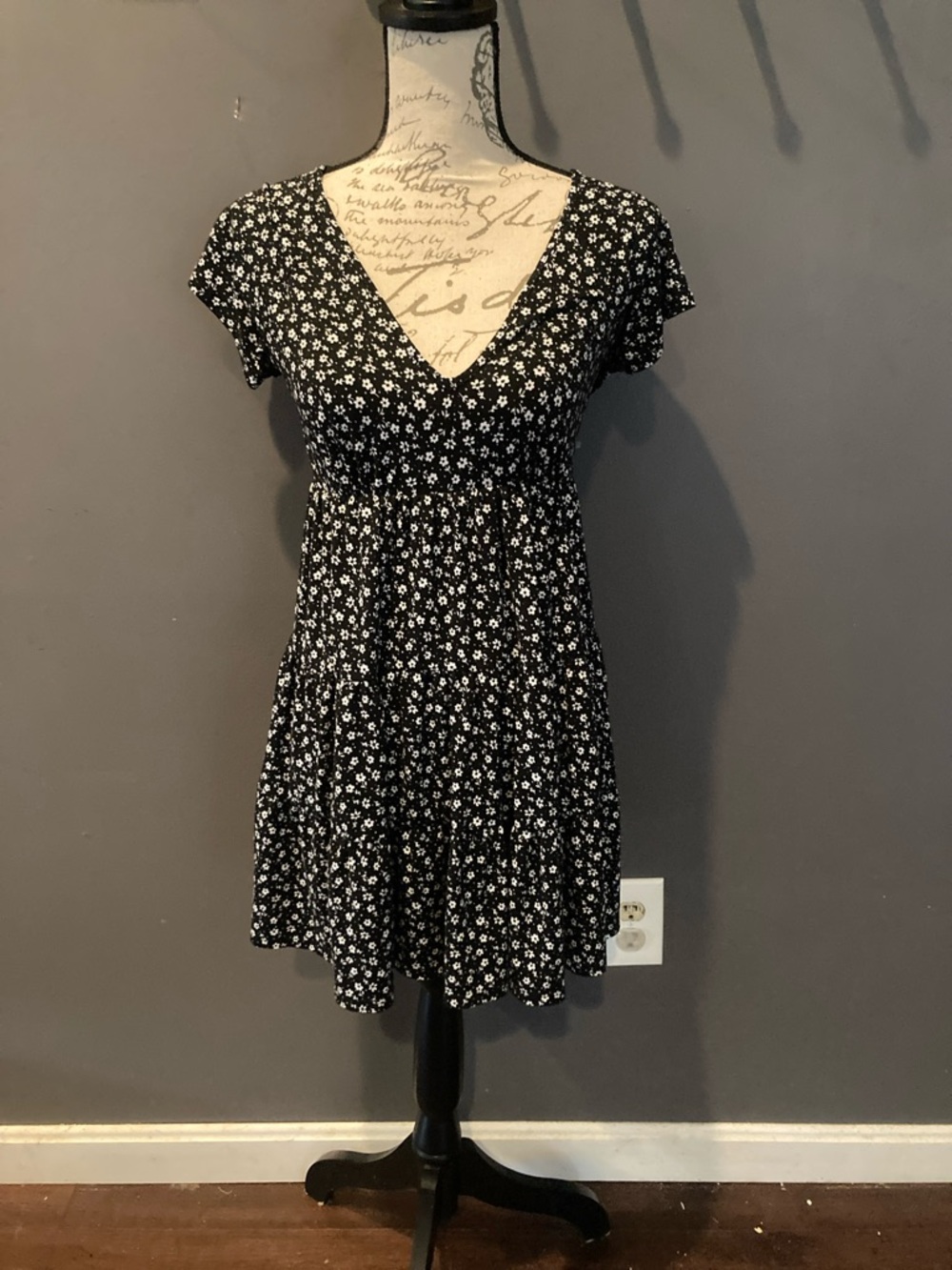 Anthropologie low cut v neck sexy floral date night dress EUC short sleeve small